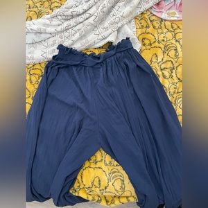 Blue ruffled flared capri pants, comes with matching belt